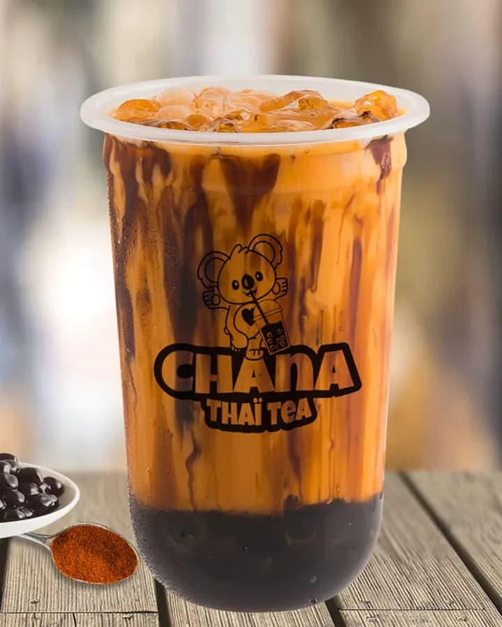 Bubble tea thaï sucre brun Chana Thai Tea : thé thaï orange, coulées de sucre brun et perles de tapioca